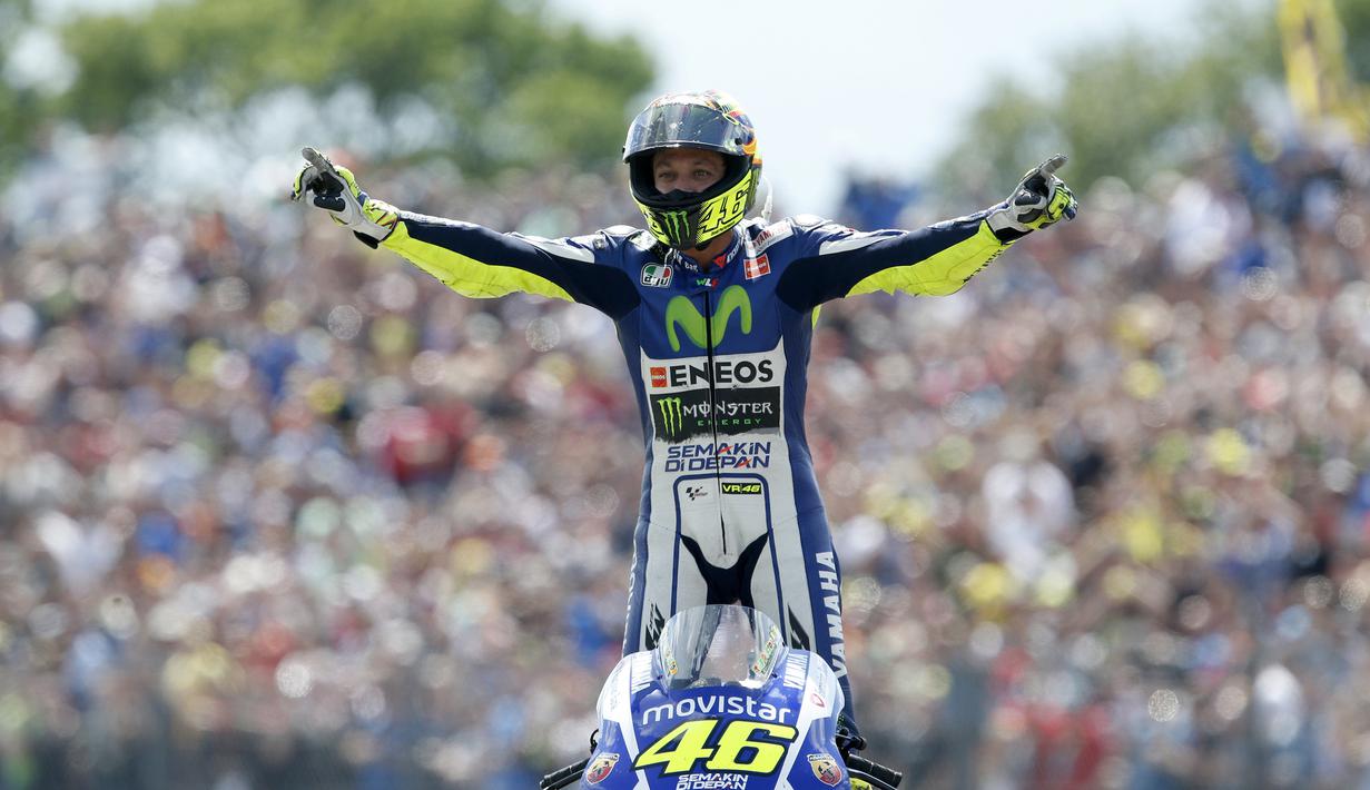 Selebrasi Valentino Rossi ketika merayakan kemenangannya dalam MotoGP di Sirkuit TT, Assen pada 27 Juni 2015. (AFP/ANP/Bas Czerwinski)