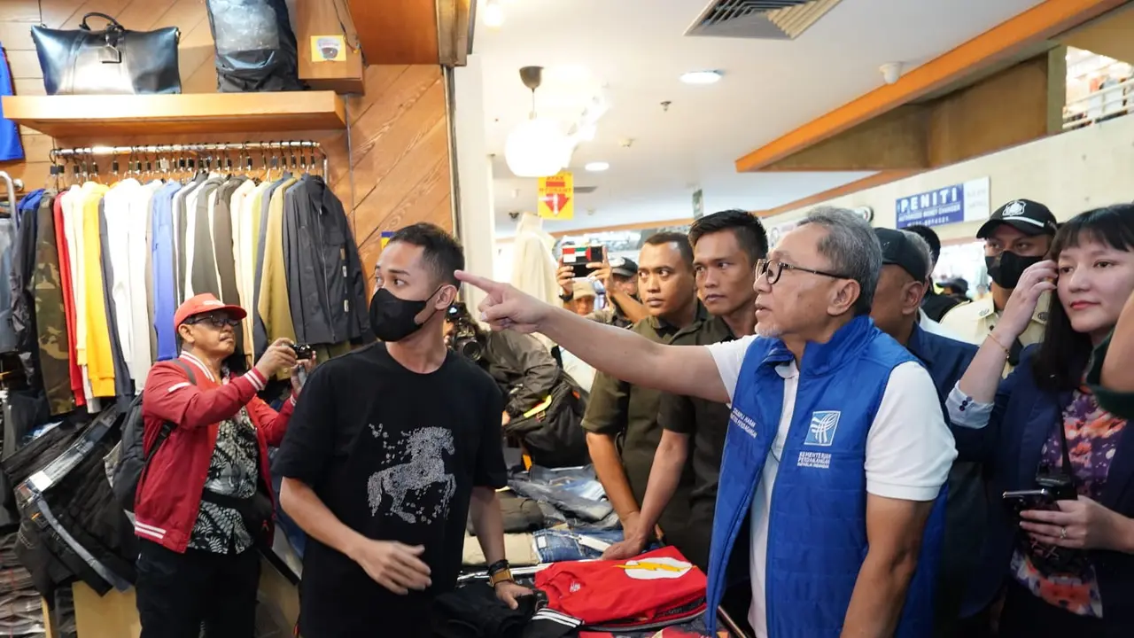 Menteri Perdagangan Zulkifli Hasan usai meninjau Pusat Perbelanjaan ITC Mangga Dua di Jakarta Utara, Jakarta