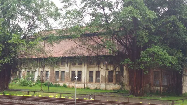 Buka Pagi di Kuburan Kereta Warna-Warni
