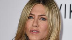 Pose seksi Jennifer Aniston saat menghadiri premiere film " Mothers Day" di TCL Chinese Theatre IMAX di Hollywood, California, USA (14/4). (AFP PHOTO/Kevin Musim Dingin)