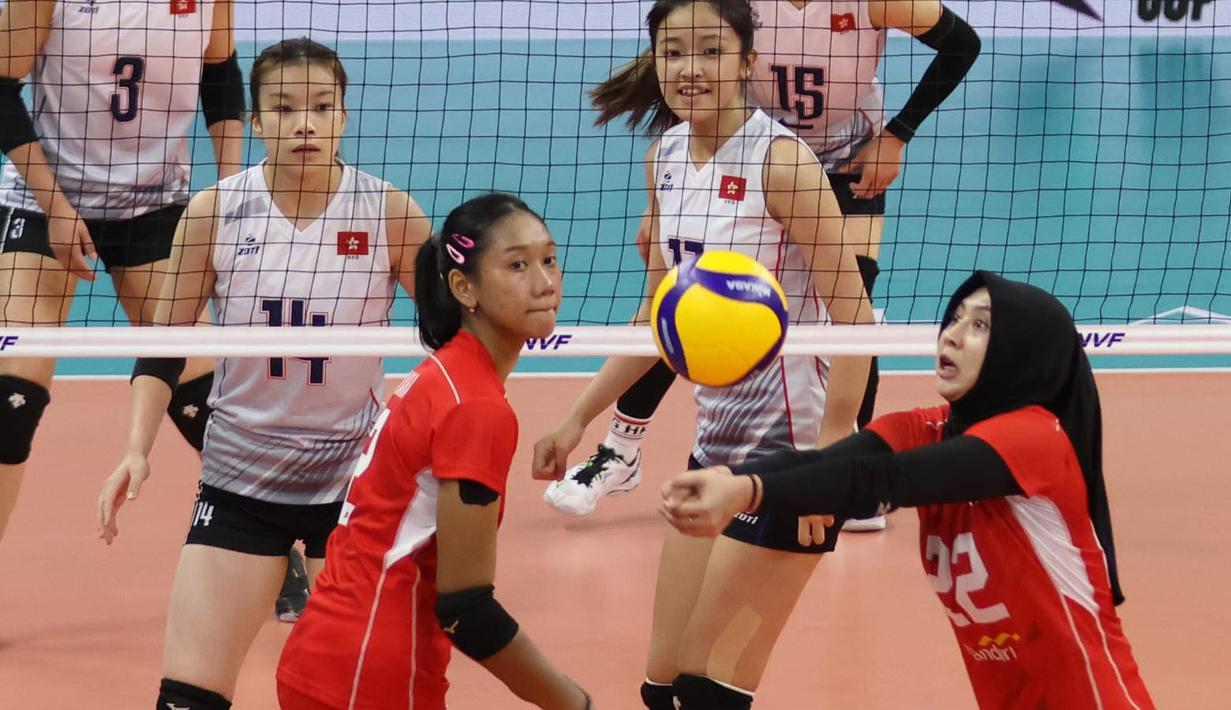 Hasil negatif diraih Timnas Voli Putri Indonesia pada laga pembuka Grup B AVC Challenge Cup 2024 setelah menyerah 0-3 (22-25, 24-26, 19-25) dari Hong Kong di Rizal Memorial Coliseum, Manila, Filipina, Kamis (23/5/2024) pagi. Hasil ini tentu tak mengejutkan, karena sejatinya Indonesia hanya menurunkan tim seadanya untuk berpartisipasi setelah para pemain inti yang menjadi andalan tak mendapatkan izin dari beberapa klub yang tengah berlaga di ajang PLN Mobile Proliga 2024. (Asian Volleyball Confederation)