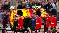 Band Coldstream Guards tampil saat prosesi Ratu Elizabeth II di London, Inggris, 14 September 2022. Warga berada di kanan-kiri jalan untuk menyaksikan keberangkatan peti jenazah Ratu Elizabeth II dari Istana Buckingham yang telah menjadi rumahnya sebagai ratu selama 70 tahun terakhir. (Nathan Denette/The Canadian Press via AP)