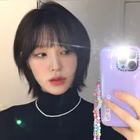 Wendy Red Velvet membagikan potongan rambut terbarunya ini ke sosial medianya. Gaya rambut short wolfcut satu ini cocok untuk kamu yang berambut pendek. Sentuhan poni menambahkan kesan edgy. [@todayis_wendy]

Penulis : Auliani Faiziah Haspari