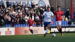 Suasana pertandingan antara FC Minsk melawan FC Dinamo-Minsk pada laga Liga Belarusia, Sabtu (28/3/2020). Di tengah wabah virus Corona, Liga Belarusia tetap digelar seperti biasa bahkan tetap dipadati suporternya. (AFP/Sergei Gapon)