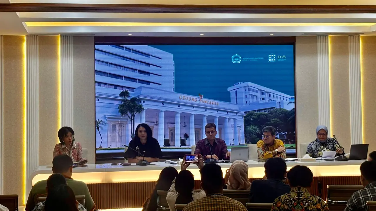 Plt Direktur Pelindungan WNI Heni Hamidah (paling kanan) dalam press briefing di Kemlu RI, Jumat (27/2/2026).