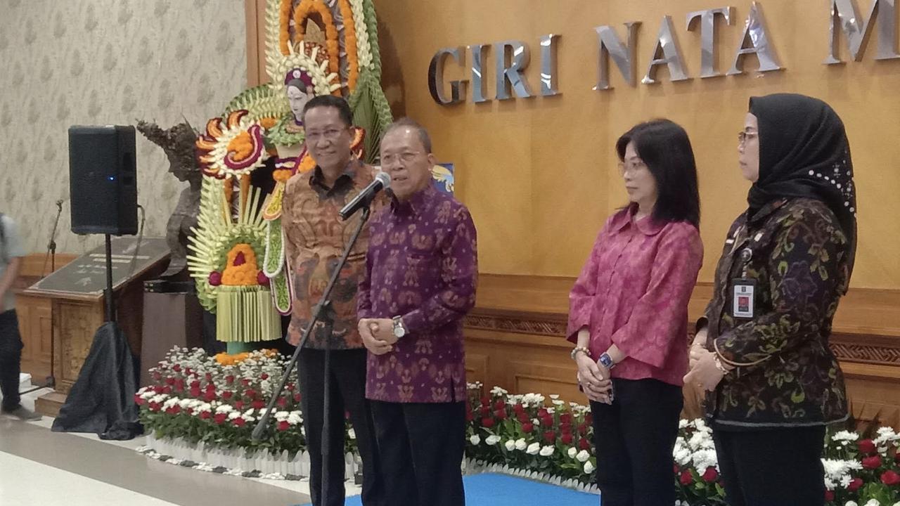Meski Diminta Evaluasi, Gubernur Koster Pastikan TPA Suwung Bali Tutup Akhir Tahun