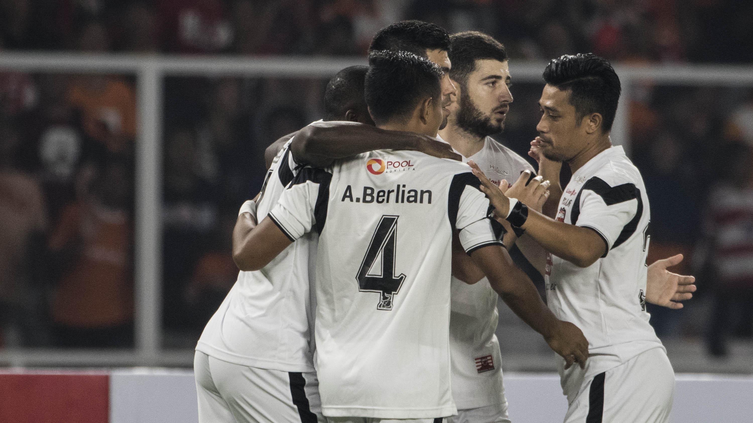Para pemain Madura United merayakan gol yang dicetak Fabiano Beltrame ke gawang Persija Jakarta pada laga Liga 1 di SUGBK, Jakarta, Sabtu (12/5/2018). Persija kalah 0-2 dari Madura United. (Bola.com/Vitalis Yogi Trisna)
