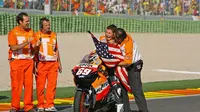 Nicky Hayden menangis sejadi-jadinya ketika mengetahui jadi juara dunia MotoGP 2006. (Istimewa)