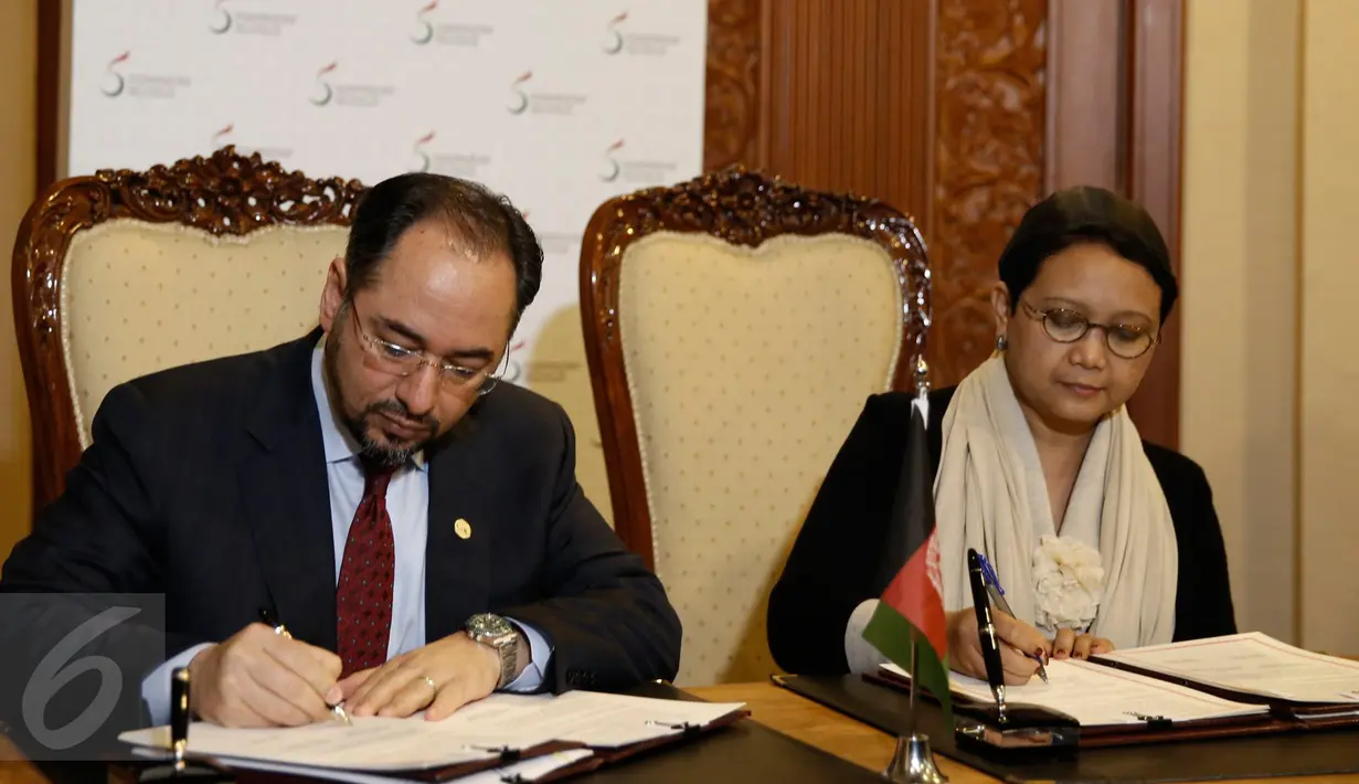 Menlu Afghanistan, Salahuddin Rabbani (kiri) dan Menlu RI, Retno Marsudi menyepakati kerjasama bilateral di sela KTT LB OKI di Jakarta, Minggu (6/2/2016). Indonesia akan membangun Indonesian Islamic Center (IIC) di Afganistan. (Liputan6.com/Faizal Fanani)