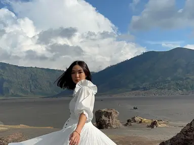 Gisella Anastasia tengah menikmati momen seru saat berada di kawasan wisata Gunung Bromo. Bukan hanya liburan, namun Gisel tengah menjalani syuting video klip terbaru dari Setia Band. (Instagram/gisel_la)
