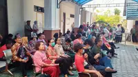 Para korban penyerobotan bidang tanah di Palangka Raya menyaksikan sidang pembacaan putusan terdakwa Madie Goening Sius di Pengadilan Negeri Palangka Raya, Senin (26/6/2023). (Liputan6.com / Roni Sahala)