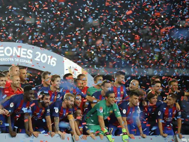 Pemain dan Official FC Barcelona  berfoto bersama saat merayakan kemenangan meraih trofi Super Cup Spanyol saat megalahkan Sevilla dengan Aggregat 5-0 di Stadion Camp Nou, Barcelona (18/8/2016). (AP/Manu Fernandez)