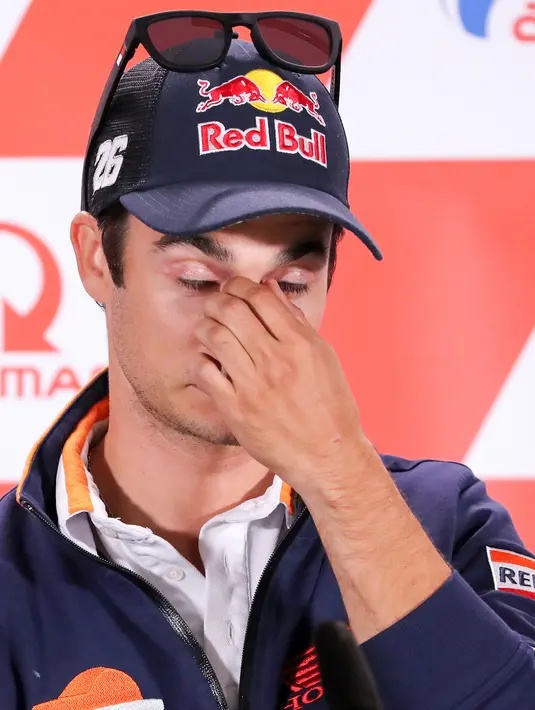 Pembalap Repsol Honda, Dani Pedrosa menghadiri sesi konferensi pers jelang MotoGP Jerman di Hohenstein-Ernstthai, Kamis (12/7). Keputusan pensiun akan menyudahi 18 tahun perjalanan karier Pedrosa sebagai pebalap profesional. (Jan Woitas/dpa via AP)