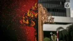 Sejumlah orang yang tergabung dalam Greenpeace menggelar aksi di Kementerian LHK, Jakarta, Kamis (8/4/2021). Mereka menentang rencanan perusakan Hutan Papua yang masih ada di dalam areal perkebunan yang belum dirusak bisa dikembalikan kepada masyarakat adat Papua. (Liputan6.com/Faizal Fanani)