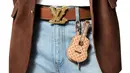 Selain Croissant, ada juga Guitar Pouch Bag Charm yang berbentuk gitar.  Bag charm  ini juga berfungsi sebagai kantong kecil beritsleting, cocok untuk menyimpan earphone atau plectrum gitar bagi musisi yang sering bepergian. Harganya juga sama yaitu Rp15,3 juta. [Dok/louisvuitton.co.id].