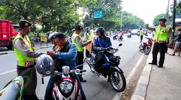 Satlantas Polres Jakarta Timur merazia pengendara sepeda motor yang melanggar aturan berlalulintas, saat berlangsungnya Operasi Patuh Jaya di sepanjang Jalan Raya Bogor, Ciracas, Jakarta, Selasa (2/6/2015). (Liputan6.com/Yoppy Renato)