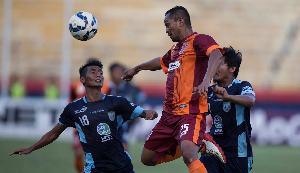 Pemain Borneo FC, Febri Setiadi, menyundul bola pada laga Piala Jenderal Sudirman melawan Persela di Stadion Gelora Delta Sidoarjo, Sabtu (21/11/2015). Borneo FC menang 1-0 atas Persela. (Bola.com/Vitalis Yogi Trisna)