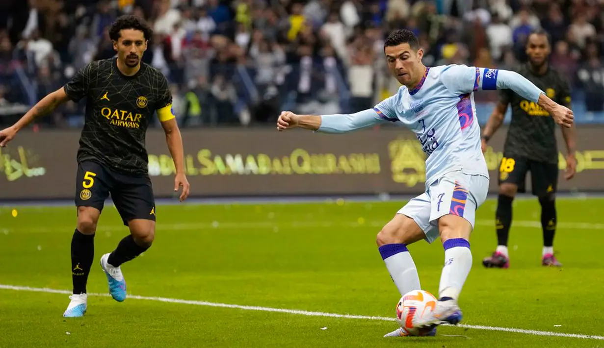Pemain Riyadh All Star Cristiano Ronaldo mencetak gol ke gawang Paris Saint-Germain (PSG) pada pertandingan sepak bola persahabatan di King Saud University Stadium, Riyadh, Arab Saudi, 19 Januari 2023. PSG mengalahkan Riyadh All Star dengan skor 5-4. (AP Photo/Hussein Malla)