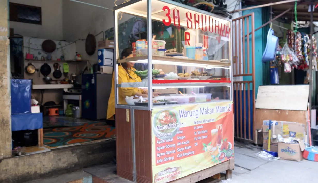 Kisah sukses lainnya juga hadir dari Rini Susmita, seorang ibu rumah tangga yang berhasil membesarkan warung nasinya dalam kurun empat tahun. Keberhasilannya itu setelah dirinya mendapat pinjaman dari PT. Permodalan Nasional Madani (PNM) Mekaar. Ibu berusia 39 tahun itu memulai membuka usaha warung nasinya itu pada tahun 2020. Saat itu, lauk pauk yang dijualnya hanya alakadarnya saja. Hingga dua tahun berjalan, tepatnya pada 2022, Rini mendapatkan pinjaman dari PNM Mekaar. Mendapat permodalan seakan menjadi semangat baru bagi Rini dalam menjalani usaha lauk pauk. (Foto: Dokumentasi BRI)