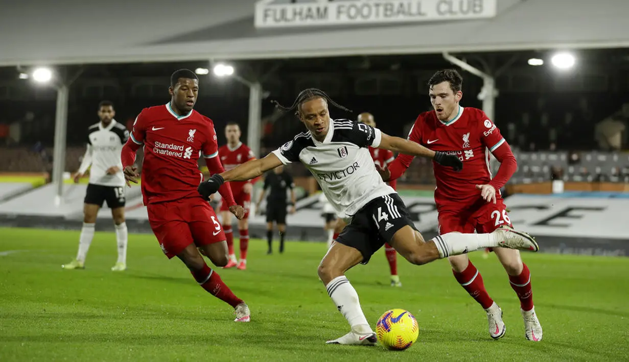 Pemain FulhamBobby Decordova-Reid (tengah) mengoper bola saat melawan Fulham pada pertandingan Liga Premier Inggris di Stadion Craven Cottage, London, Minggu (13/12/2020). Liverpool dan Fulham bermain imbang 1-1. (AP photo/Matt Dunham, Pool)