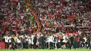 Para Pemain Sevilla merayakan kemenangan meraih trofi UEFA Europa League bersama fans i St Jakob-Park stadium, Basel, (Rabu atau Kamis (19/5/2016) dini hari WIB. (AFP/Sebastien Bozon)