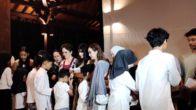 Pemberian santunan pada anak yatim yang diberikan oleh pemain CDUS. (Foto: Liputan6.com/Rahmadina Sundari)