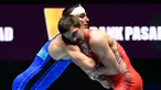 Pegulat Rusia, Aleksandr Chekhirkin (kiri) dan pegulat Serbia, Victor Nemes berusaha saling menjatuhkan pada Kejuaraan Gulat Dunia di Paris, Prancis, Senin (21/8). Aleksandr tetap melanjutkan pertandingan dengan kepala yang diperban. (BERTRAND GUAY/AFP)