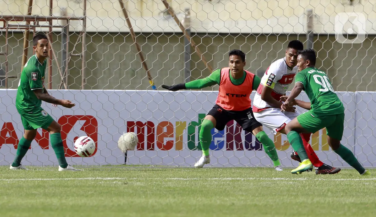 Kiper Madura United Muhammad Ridho (memakai rompi) saat melawan PSS Sleman pada laga Piala Menpora 2021 di Stadion Si Jalak Harupat, Bandung, Jawa Barat, Selasa (23/3/2021). Madura United menang 2-1 atas PSS Sleman. (Bola.com/M Iqbal Ichsan)