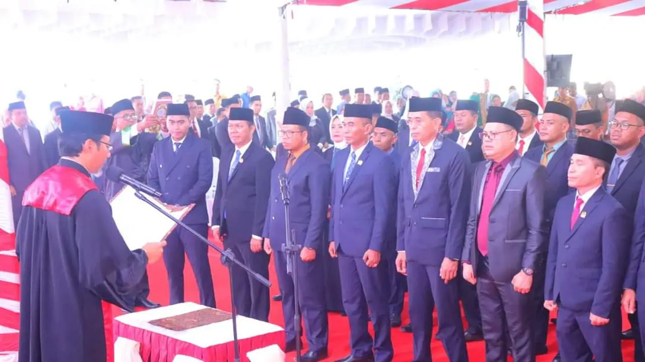 Ketua Pengadilan Negeri memandu pengambilan sumpah atau janji  prosesi pelantikan anggota DPRD Dompu. (Foto: Liputan6.com/Miftahul Yani)