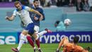 Usai tertinggal, Inggris mampu merespon dengan membuat beberapa peluang. Salah satunya adalah peluang Harry Kane dari dalam kotak penalti yang masih mampu ditepis Hugo Lloris. Hingga babak pertama usai Inggris masih belum mampu mencetak gol penyeimbang. (AP/Christophe Ena)
