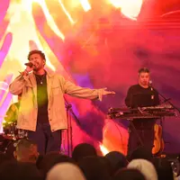 Di hari kedua, tepatnya pada 30 November 2024, panggung musik di ICE BSD diramaikan oleh penampilan Teddy Adhitya, penyanyi berbakat dengan lagu yang mampu menyentuh hati para pendengarnya. [Dok/Fimela/Adrian Utama P].