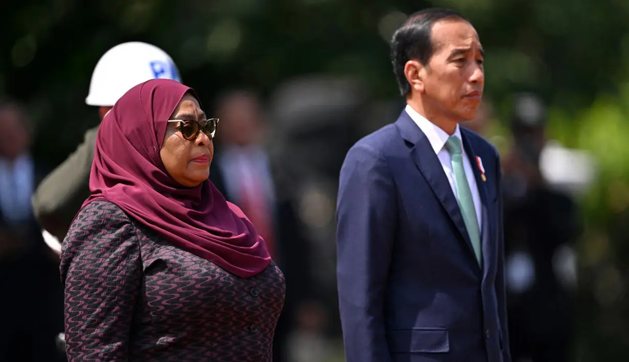 Yang baru dalam upacara penyambutan ini ada rangkaian defile atau langkah tegap dari pasukan penyambutan pimpinan negara. Setelah itu, kedua pemimpin negara berjalan menuju Ruang Teratai untuk melakukan sesi foto bersama dan penandatangan buku tamu. (Adek BERRY/AFP)