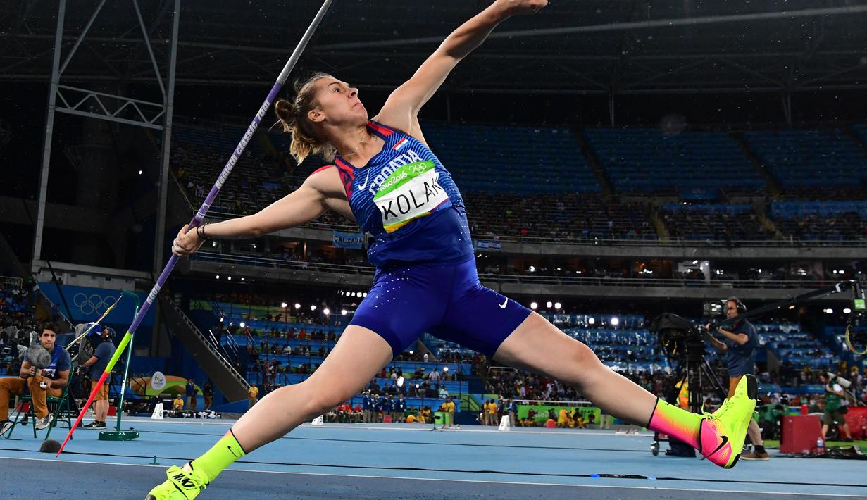Lemparan Sara Kolak mengalahkan Sunette Viljoen dari Afrika Selatan (64,92) dan Barbara Spotokova dari Republik Ceska (64,80) pada final lempar lembing putri Olimpiade Rio 2016 di Stadion Olympic, Rio de Janeiro, (19/8/2016). (AFP/Franck Fife)
