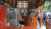 Warga saat makan siang di pujasera kawasan Blok S, Jakarta, Selasa (16/6/2020). Setelah dua bulan tutup, sejumlah pujasera dan pedagang makanan kaki lima kembali ramai pengunjung, namun masih banyak yang tidak menerapkan protokol kesehatan. (Liputan6.com/Herman Zakharia)