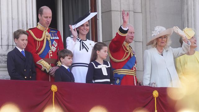 Pangeran William, Kate Middleton, Pangeran George, Pangeran Louis, dan Putri Charlotte, Raja Charles III dan Ratu Camilla. (James Manning/PA via AP)