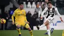 Striker Juventus, Paulo Dybala, menendang bola ke gawang Frosinone pada laga Serie A di Stadion Allianz, Turin, Jumat (15/2). Juventus menang 3-0 atas Frosinone. (AFP/Marco Bertorello)