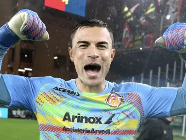 Kiper Cremonese, Emil Audero, merayakan kemenangan atas Genoa pada laga Liga Italia di Stadion Luigi Ferraris, Kamis (30/10/2025) dini hari WIB. (Dok. Cremonese)
