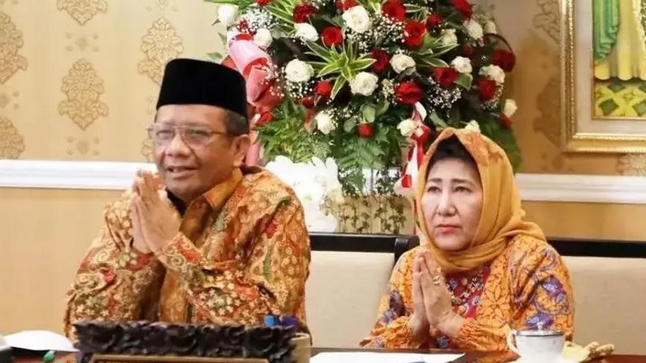 Namun menurut pengakuan Mahfud MD, pendapatannya justru menurun. "Terus terang kalau saya mau jujur, jadi Menteri ini kalau dilihat dari segi gaji, pendapatan saya turun," paparnya.<br>