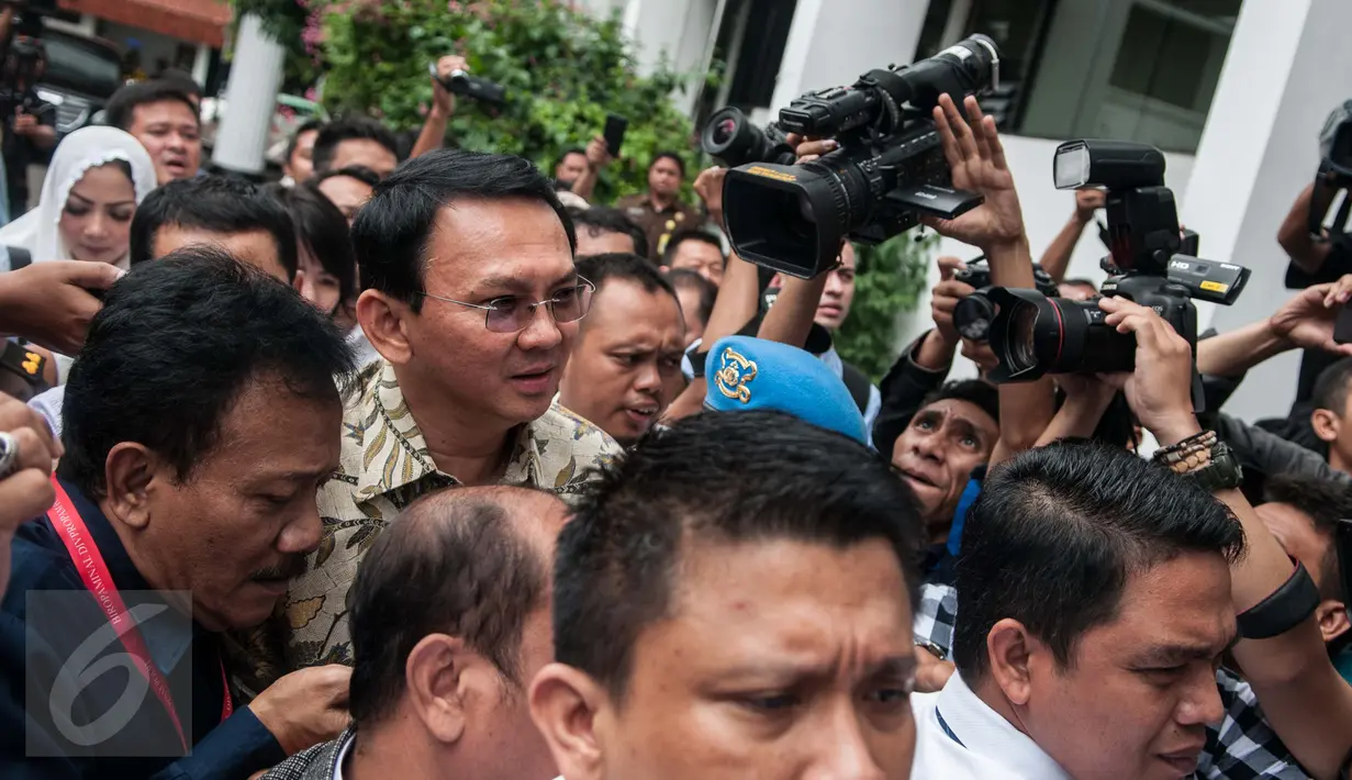 Tersangka kasus dugaan penistaan agama, Basuki Tjahaja Purnama (Ahok) tiba di gedung Kejaksaan Agung, Jakarta, Kamis (1/12). Dengan pengawalan ketat, Ahok langsung memasuki Gedung Bundar Kejaksaan tanpa memberikan komentar. Liputan6.com/Gempur M Surya)