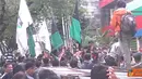 Citizen6, Yogyakarta: Setelah beberapa utusan mahasiswa keluar dari kantor pertamina, para mahasiswa melanjutkan demo ke gedung DPR yogyakarta. (Pengirim: Tomi)