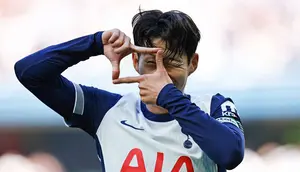Selebrasi khas Son Heung-min yang akan selalu dirindukan fans Tottenham Hotspur. (AFP/Benyamin Cremel)
