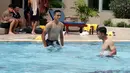 Pemain Timnas Indonesia U-22, Pratama Arhan (kanan) dan Rizky Ridho menjalani latihan ringan tambahan berupa sesi berenang di Hotel Phnom Penh, Kamboja, Minggu (30/4/2023). (Bola.com/Gregah Nurikhsani)