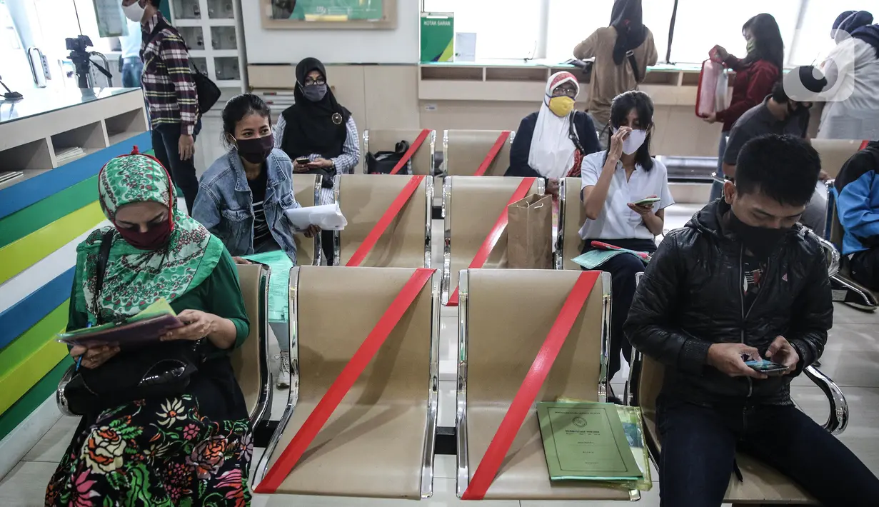 Peserta menunggu berkonsultasi dengan costumer service melalui Lapak Asik (Layanan Tanpa Kontak Fisik) di Kantor Cabang BPJamsostek Cilandak, Jumat (19/6/2020). Layanan dengan protokol kesehatan tanpa harus kontak langsung ini dalam rangka mencegah penularan COVID-19. (Liputan6.com/Faizal Fanani)