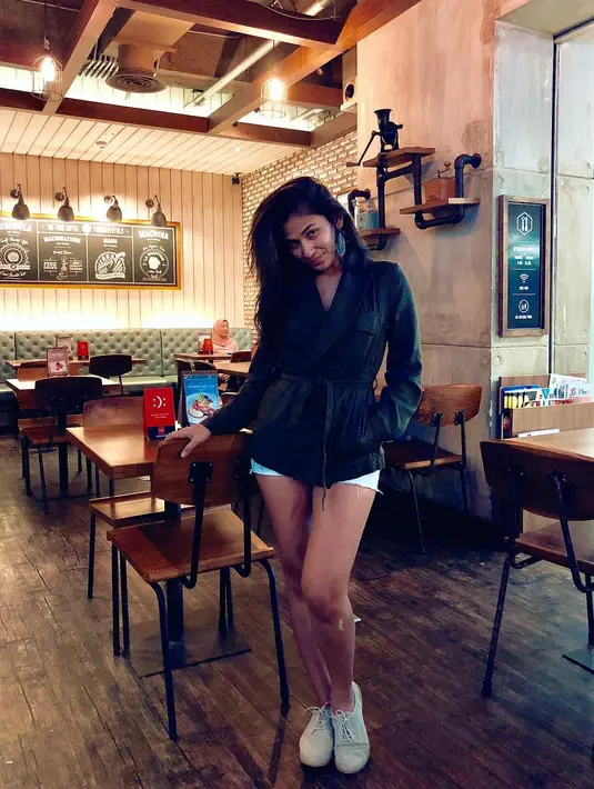 Terbukti kan kalau Nova sering berpenampilan seksi. Ia mengenakan short pants dengan blus hitamnya. Nova pun memadukannya dengan sneakers putih dan membuatnya terlihat simple. (Instagram/novaelizastory)