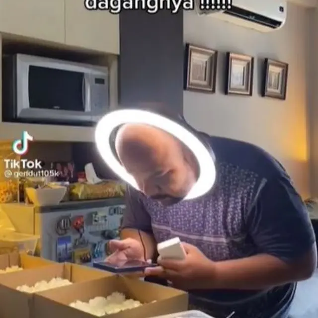 6 Potret Orang Pakai Ring Light untuk Pencahayaan Ini Bikin Tepuk Jidat