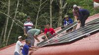 Pemasangan panel surya di Masjid Buya Syafii Maarif di Sumpur Kudus Sijunjung. (Liputan6.com/ ist)