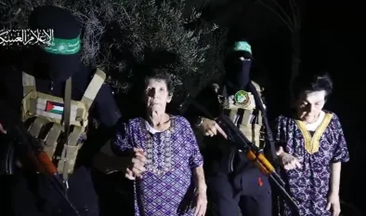 Saat hendak diantar ke perbatasan, pejuang Palestina juga tampak menggandeng dan menuntun dua wanita tua itu dengan perlahan-lahan. <br>