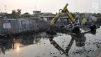 Petugas UPK Badan Air Dinas Lingkungan Hidup DKI Jakarta menggunakan alat berat membersihkan sampah di Kampung Bengek, Muara Baru, Penjaringan, Jakarta, Rabu (4/9/2019). Setelah viral, lautan sampah di tanah milik PT Pelindo II tersebut mulai dibersihkan. (merdeka.com/Iqbal Nugroho)