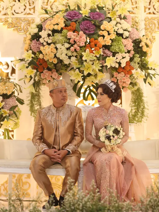 Beberapa nama yang tak asing lagi juga hadir di resepsi pernikahan Winny Charita dan Kapolda Kalimantan Selatan seperti penyanyi yang sedang naik daun, Isyana Sarasvati, serta pedangdut Dewi Perssik. (Andy Masela/Bintang.com)