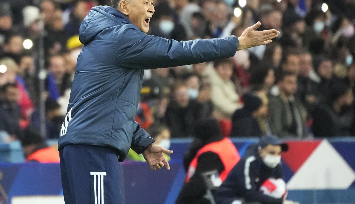 Pelatih Kazakhstan, gat Baisufinov mengarahkan para pemainnya saat melawan Prancis pada kualifikasi grup D Piala Dunia 2022 di stadion Parc des Princes di Paris, Minggu (14/11/2021). Prancis menang telak atas Kazakhstan 8-0 dan berhak lolos ke Piala Dunia 2022 di Qatar. (AP Photo/Michel Euler)